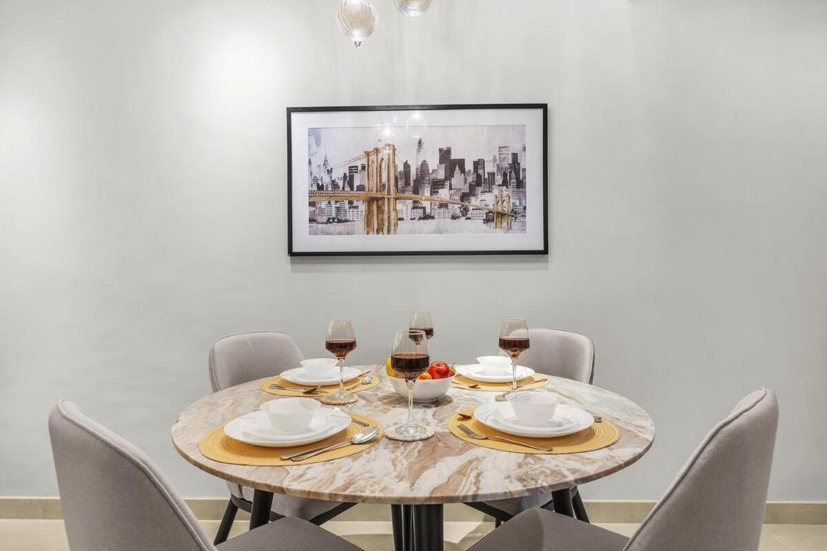 First Class 1br Downtown Lively Getaway *